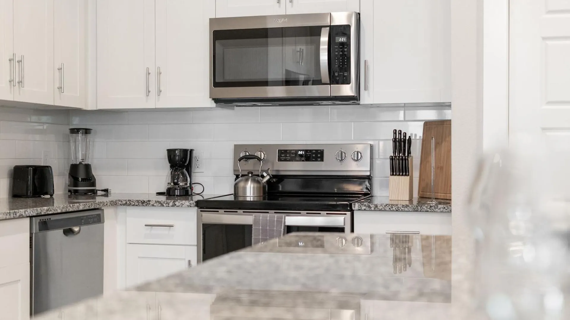 Private Full Pet-Friendly King Condo, Pool, Gym, Near Parks Orlando 0*,