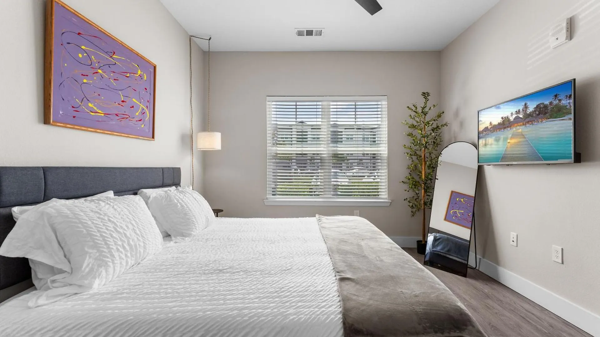 Private Full Pet-Friendly King Condo, Pool, Gym, Near Parks Orlando Apartment