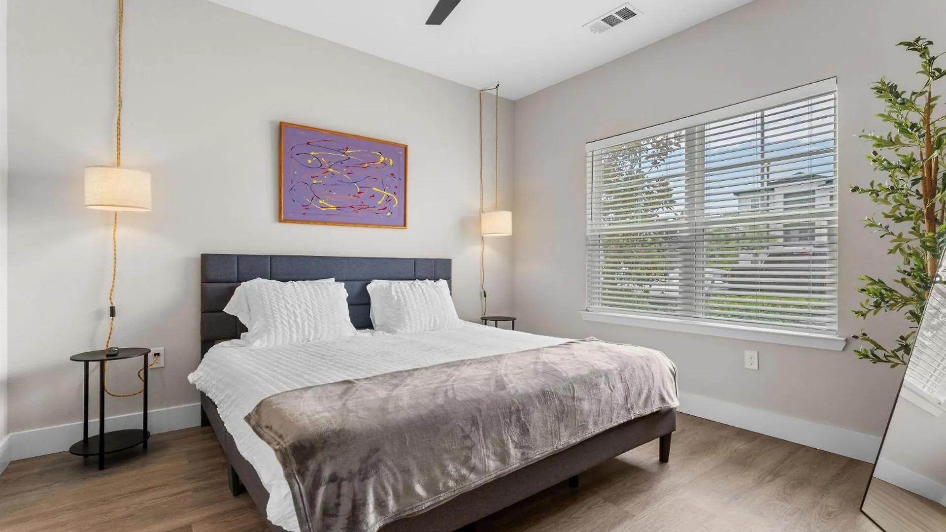 Private Full Pet-Friendly King Condo, Pool, Gym, Near Parks Orlando