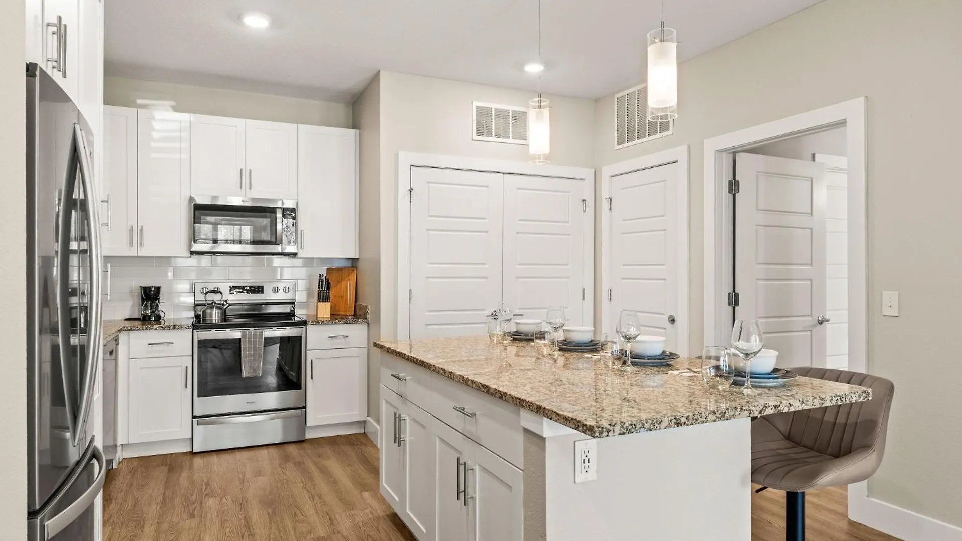 Private Full Pet-Friendly King Condo, Pool, Gym, Near Parks Orlando Apartment